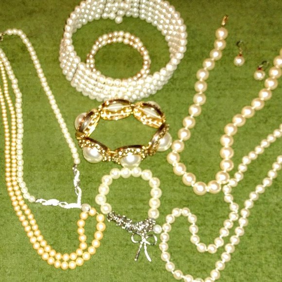 Jewelry - VINTAGE FAUX PEARL LOT - ALL PIECES IN EXCELLENT CONDITION!